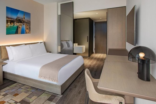 King Room Near Monkeys Auto Spa LA 1 Luxury Bookings