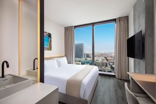 King Room Near Monkeys Auto Spa LA 2 Luxury Bookings