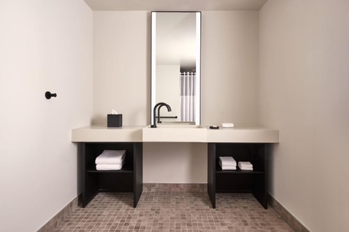 King Room Near Monkeys Auto Spa LA 4 Luxury Bookings