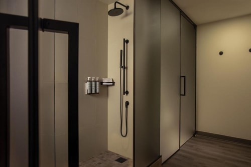 King Room Near Monkeys Auto Spa LA 7 Luxury Bookings