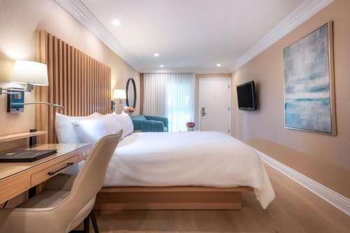 Queen Junior Suite Near Lori Moran Music Studio LA Luxury Bookings