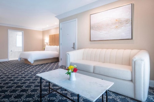Queen Junior Suite Near Lori Moran Music Studio LA 1 Luxury Bookings