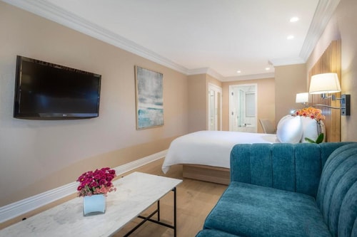 Queen Junior Suite Near Lori Moran Music Studio LA 2 Luxury Bookings