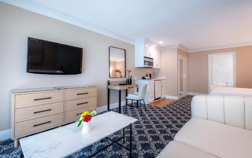 Queen Junior Suite Near Lori Moran Music Studio LA 3 Luxury Bookings
