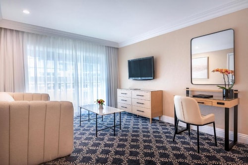 Queen Junior Suite Near Lori Moran Music Studio LA 4 Luxury Bookings