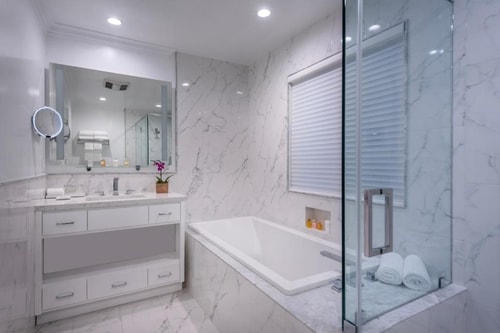 Queen Junior Suite Near Lori Moran Music Studio LA 5 Luxury Bookings