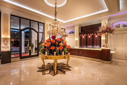 Queen Junior Suite Near Lori Moran Music Studio LA 7 Luxury Bookings