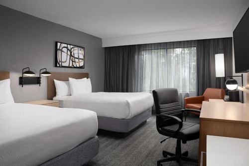 Queen Room Near Lake Ebby ORL Luxury Bookings