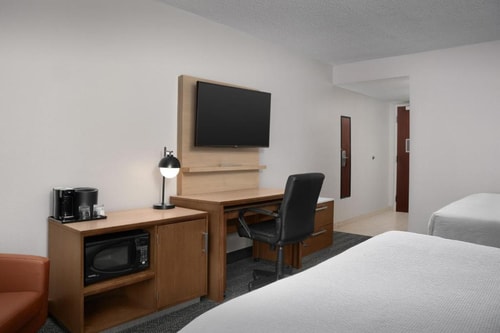 Queen Room Near Lake Ebby ORL 2 Luxury Bookings