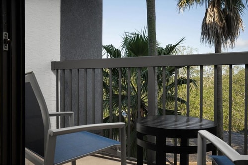 Queen Room Near Lake Ebby ORL 12 Luxury Bookings