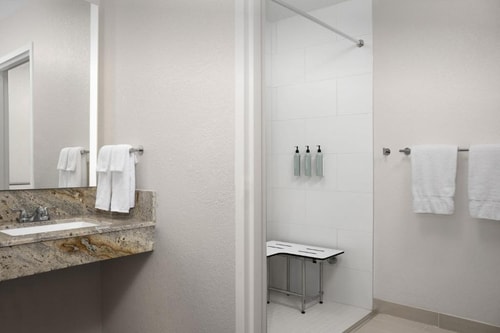 Queen Room Near Lake Ebby ORL 5 Luxury Bookings