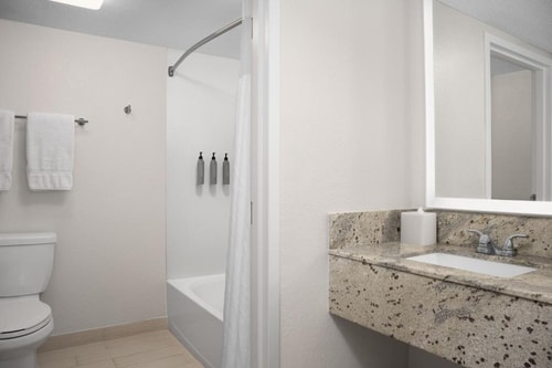 Queen Room Near Lake Ebby ORL 4 Luxury Bookings
