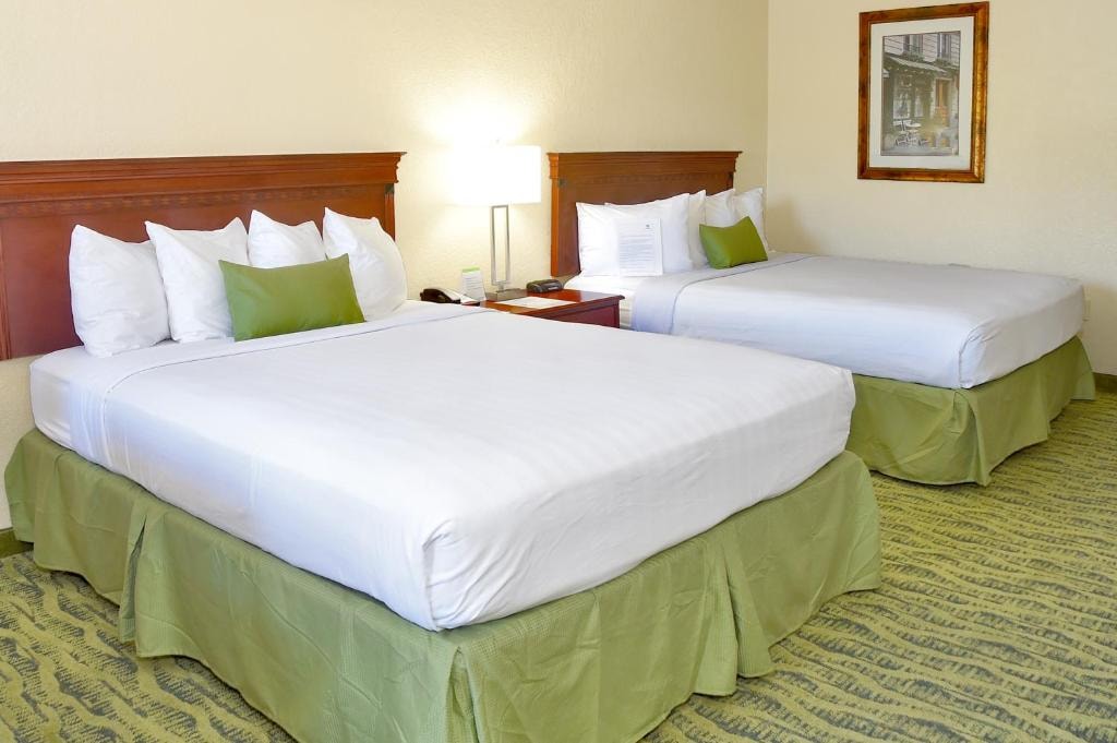 Queen Room Near Donnybrook Park ORL Luxury Bookings