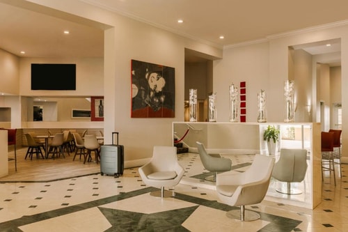 King Room Near Pirates Dinner Adventure ORL 7 Luxury Bookings