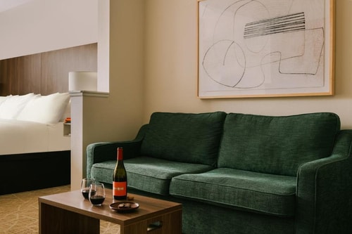 King Room Near Pirates Dinner Adventure ORL 2 Luxury Bookings