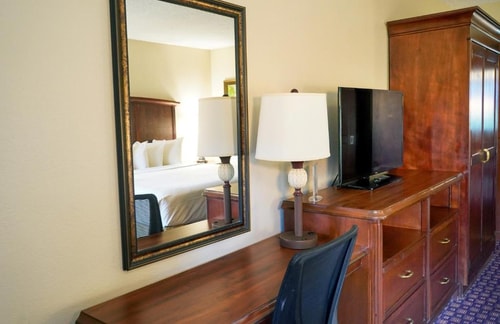 Deluxe Double Room Near Western Union ORL 2 Luxury Bookings