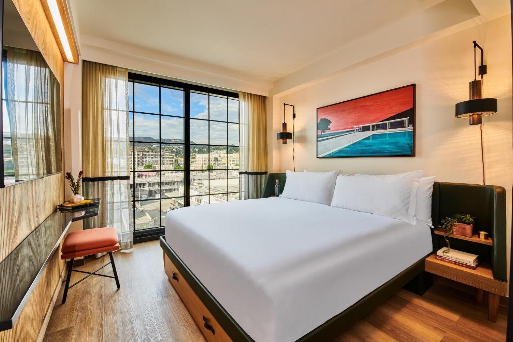 King Room Hills View Near US Postal Service LA Luxury Bookings
