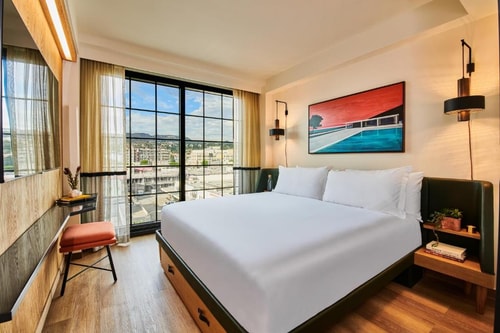 King Room Hills View Near US Postal Service LA Luxury Bookings