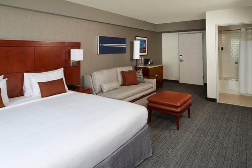 King Room Near Bistro LA Luxury Bookings