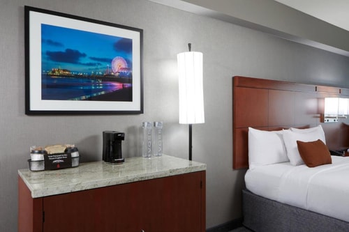 King Room Near Bistro LA 3 Luxury Bookings