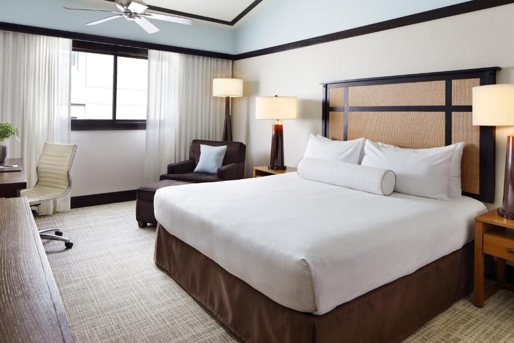 King Room Near Berkley East Healthcare Center LA Luxury Bookings