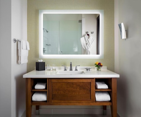King Room Near Berkley East Healthcare Center LA 2 Luxury Bookings