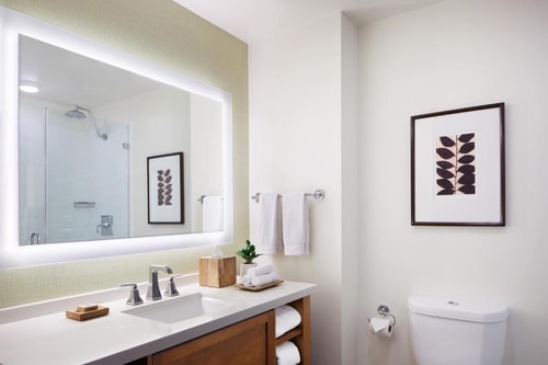 King Room Near Berkley East Healthcare Center LA 3 Luxury Bookings