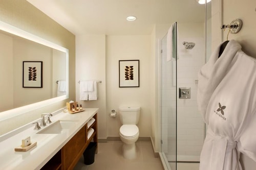 King Room Near Berkley East Healthcare Center LA 4 Luxury Bookings