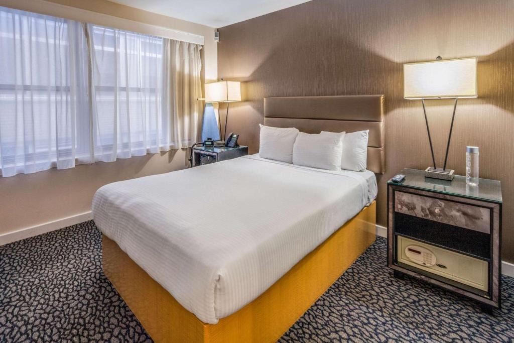 Queen Room Near Greenacre Park NYC Luxury Bookings