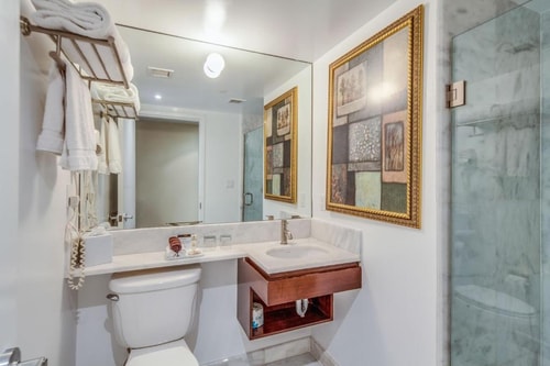 Queen Room Near Greenacre Park NYC 4 Luxury Bookings
