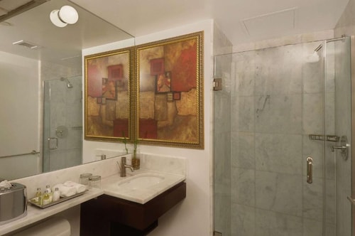 Queen Room Near Greenacre Park NYC 5 Luxury Bookings