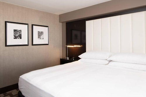 King Room Near Hertz Car Rental LA 2 Luxury Bookings