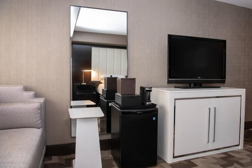 King Room Near Hertz Car Rental LA 5 Luxury Bookings