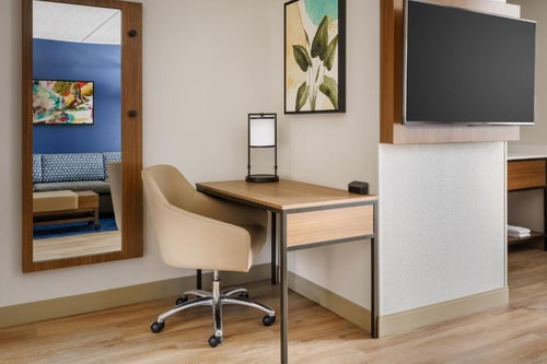 King Room Near Planet Fitness ORL 6 Luxury Bookings