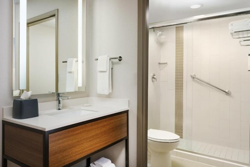 King Room Near Planet Fitness ORL 7 Luxury Bookings