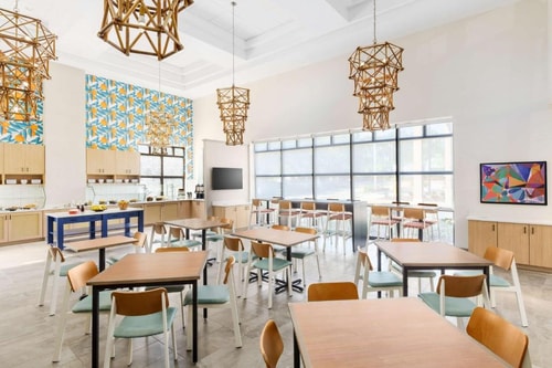 King Room Near Planet Fitness ORL 11 Luxury Bookings