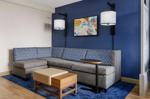 King Room Near Planet Fitness ORL 4 Luxury Bookings