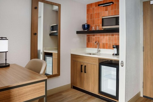 King Room Near Planet Fitness ORL 5 Luxury Bookings