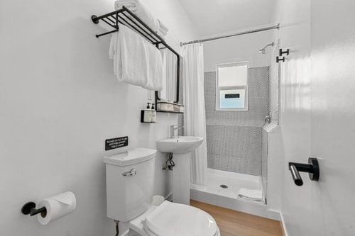 Queen Studio Near Venice Skills Center LA 3 Luxury Bookings