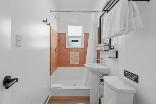 Queen Studio Near Venice Skills Center LA 4 Luxury Bookings