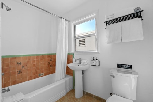Queen Studio Near Venice Skills Center LA 7 Luxury Bookings