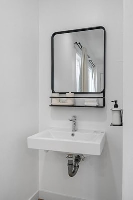 Queen Studio Near Venice Skills Center LA 8 Luxury Bookings
