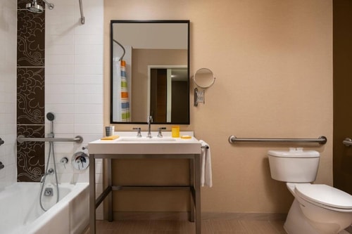 Deluxe King Near Gemmys Gourmet Restaurant LA 2 Luxury Bookings