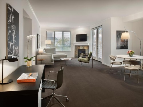 One Bedroom Suite Near Cold well Banker LA 3 Luxury Bookings