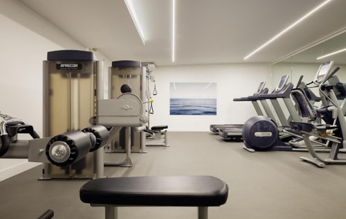 One Bedroom Suite Near Cold well Banker LA 14 Luxury Bookings