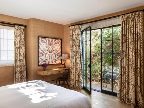 Deluxe King Room Near The Desmond Condominiums LA 2 Luxury Bookings