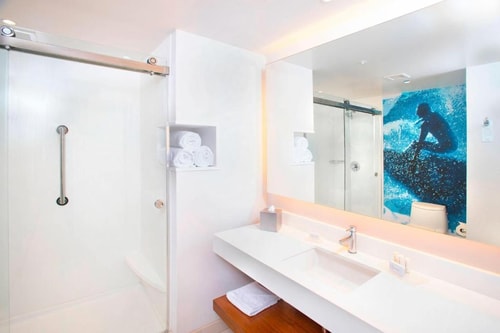 King Room Near Original Muscle Beach LA 2 Luxury Bookings