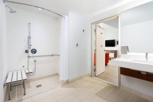 King Room Near Original Muscle Beach LA 3 Luxury Bookings