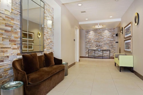 King Room Near Dog Day Afternoon ORL 4 Luxury Bookings