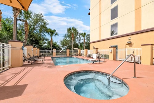 King Suite Near Regal Marine Industries ORL 11 Luxury Bookings